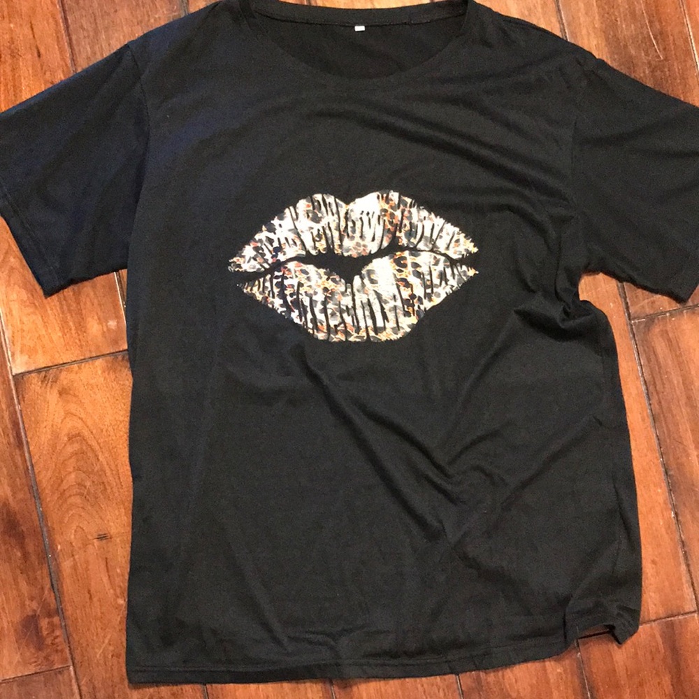 Woman’s Size 3X Black Tee Shirt with Animal Print Lips logo (more like 1 X size)